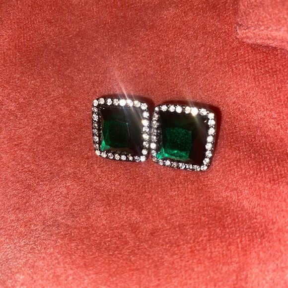 Classy green earring with sparkling gems - Picture 1 of 3